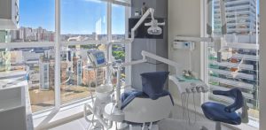 Equipe Stutz Odontologia realizando um procedimento de implante dentário