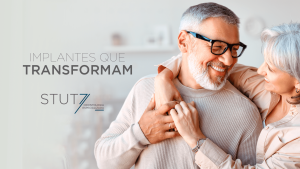 Tudo que Você Precisa Saber sobre a Prótese Protocolo A busca por um sorriso bonito e funcional é um desejo comum a muitas pessoas. Com os avanços da odontologia moderna, soluções inovadoras têm surgido e conquistado pacientes por todo o mundo. Uma dessas soluções é a prótese protocolo. Mas afinal, prótese protocolo o que é? Neste artigo, vamos abordar todos os aspectos desse tratamento e entender por que a Clínica Stutz, em Curitiba, é referência quando o assunto é prótese protocolo. Prótese Protocolo: Uma Revolução em Reabilitação Oral Diferentemente das dentaduras convencionais, a prótese protocolo é uma prótese fixa, que é colocada sobre implantes dentários. Basicamente, essa prótese é uma estrutura metálica coberta por dentes artificiais, que se fixam em implantes no osso maxilar. Por que Escolher a Prótese Protocolo? A principal vantagem da prótese protocolo sobre a tradicional dentadura é a sua estabilidade. Enquanto as dentaduras podem se mover, causando desconforto e até constrangimentos, a prótese protocolo permanece firme, proporcionando uma sensação mais próxima dos dentes naturais. Além disso, os benefícios da prótese protocolo incluem uma mastigação mais eficaz, fala clara e uma aparência mais estética e natural. Em comparação, a prótese protocolo x dentadura tem uma série de vantagens. Investimento e Custo Um aspecto que muitos pacientes se questionam é o preço da prótese protocolo. Por ser um tratamento mais complexo e duradouro, seu valor pode ser mais alto que o das soluções tradicionais. Entretanto, é um investimento que se justifica pela durabilidade, conforto e satisfação proporcionados. Na Clínica Stutz, em Curitiba, oferecemos diversas opções de pagamento, facilitando o acesso a esse tratamento revolucionário. O Procedimento na Clínica Stutz Mas como é feita a prótese protocolo? Em nossa clínica, o processo começa com uma avaliação detalhada de nossos especialistas. Após um diagnóstico preciso, os implantes são colocados em pontos estratégicos do maxilar. Sobre esses implantes, a prótese é fixada, garantindo uma reabilitação oral completa. E a manutenção da prótese protocolo? Assim como os dentes naturais, a prótese precisa de cuidados regulares. Na Clínica Stutz, oferecemos todo o suporte para que sua prótese se mantenha perfeita por muitos anos. Antes e Depois: A Transformação é Notável O antes e depois da prótese protocolo é realmente impressionante. Muitos de nossos pacientes relatam o ganho imenso em qualidade de vida, autoestima e confiança. Na Clínica Stutz, temos uma galeria dedicada a mostrar as transformações alcançadas, e a satisfação de nossos pacientes é o que nos move. Prótese Protocolo em Curitiba: A Escolha Certa Curitiba é referência em odontologia, e a Clínica Stutz se destaca como um dos principais centros de tratamento. Se está buscando por prótese protocolo Curitiba, nosso time de especialistas, liderado pelo Dr. Carlos Stutz, mestre em implantodontia, está à disposição para esclarecer todas as suas dúvidas. Além da prótese total, também trabalhamos com a prótese protocolo total ou parcial, adaptando o tratamento às necessidades específicas de cada paciente. Vantagens e Desafios Toda solução tem seus prós e contras. Quando falamos de vantagens e desvantagens da prótese protocolo, podemos citar, como vantagens, a durabilidade, conforto e estética superior. Como desafios, há a necessidade de procedimento cirúrgico e um investimento inicial mais elevado. Porém, com a expertise da Clínica Stutz, esses desafios são facilmente superados, garantindo a você o melhor resultado. Conclusão A prótese protocolo veio para transformar a vida de quem perdeu seus dentes naturais. Com um tratamento avançado e eficaz, a Clínica Stutz, em Curitiba, oferece a melhor experiência em reabilitação oral. Agende uma visita e descubra como podemos ajudá-lo a conquistar o sorriso dos seus sonhos.