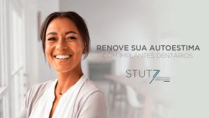 Senhora radiante mostrando seu sorriso com prótese protocolo.