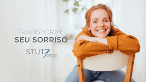 Mulher exibindo seu sorriso após tratamento de prótese protocolo em Curitiba.